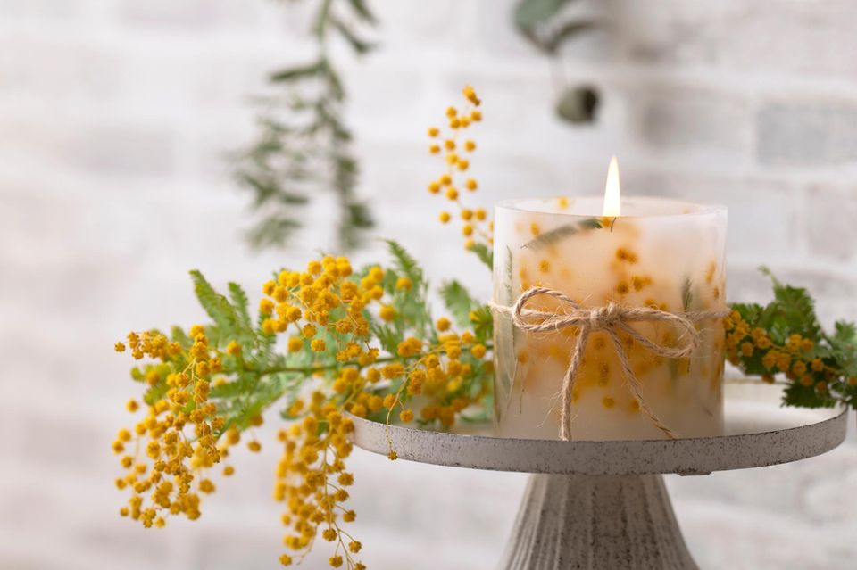 Muttertagsgeschenk basteln: Kerze mit Blumen