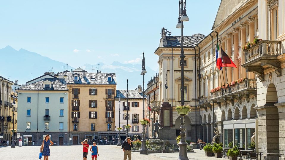 Die Piazza Emile Chanoux mit dem Rathaus von Aosta