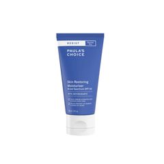 Come beauty editor, so che i raggi UVA accelerano l'invecchiamento cutaneo, motivo per cui applico una protezione solare SPF 50 quasi ogni giorno. Con la normale protezione solare, questo è impossibile perché mi causerebbe brufoli terribili. Dopo una lunga fase di test, ho scoperto la crema idratante rigenerante Skin Restoring Moisturizer di Paula's Choice. Nonostante l'alto SPF, la texture è leggera, si assorbe rapidamente e non lascia una patina bianca. È senza profumo e senza alcol. Provatela. Crema di Paula's Choice, circa 45 €. Ilka, Fashion and Beauty Editor