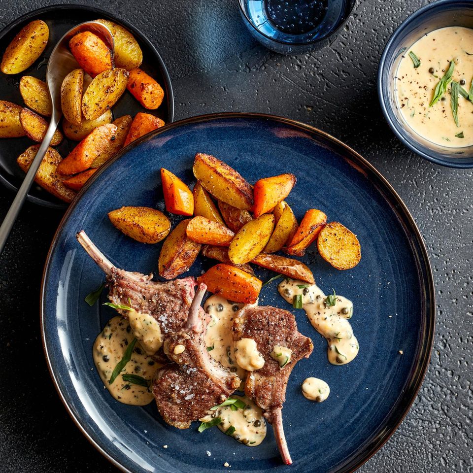Lammkoteletts mit Kartoffelecken und Pfeffersoße | BRIGITTE.de