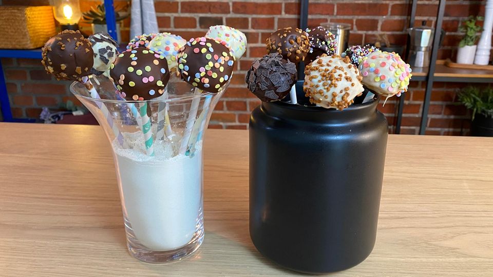 Cake Pops mit bunten Zuckerperlen