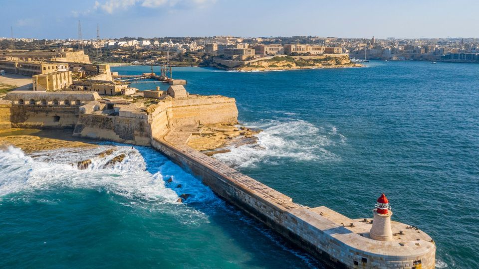 Das Fort Ricasoli mit Leuchtturm am Eingang des Grand Harbour wurde im 17. Jahrhundert während der Herrschaft des Johanniterordens erbaut.