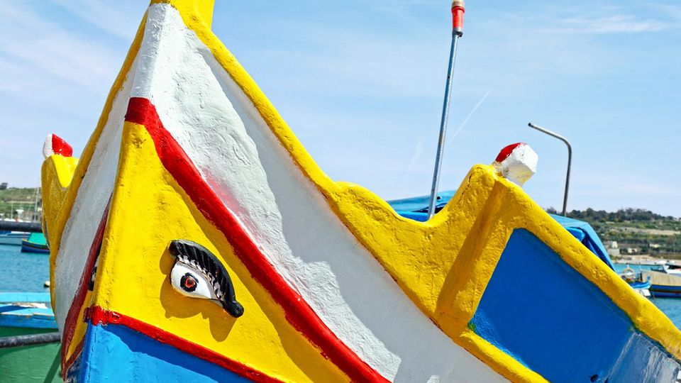 Die berühmten in Knallfarben angemalten Luzzu-Boote der Fischer von Marsaxlokk.