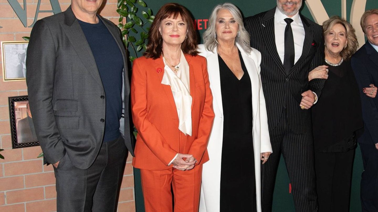 "Nonnas"-Premiere: Susan Sarandon strahlt in rotem Outfit neben ihren Co-Stars