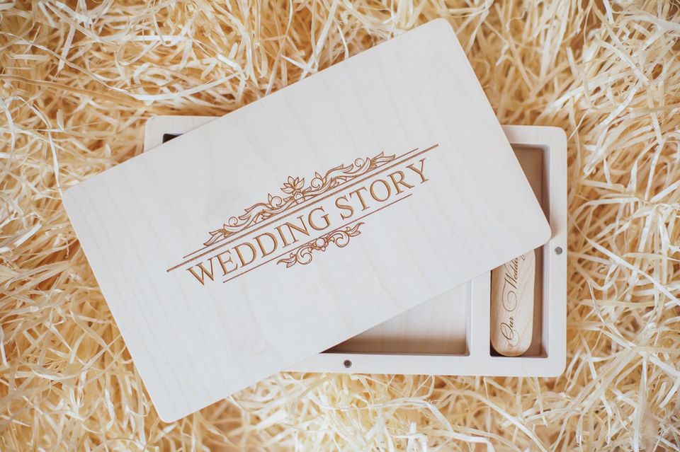 Hochzeitsgeschenk basteln: Holzbox mit Aufschrift "wedding story"