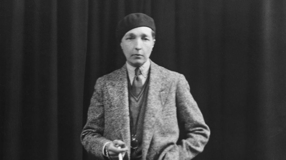 Die englische Autorin Radclyffe Hall konnte dank einer Erbschaft gut und selbstbestimmt leben konnte – inklusive Herrenklamotten. 