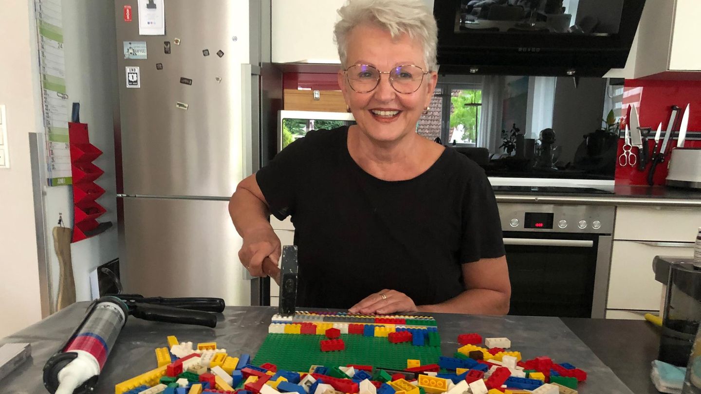 Bunte-Barrierefreiheit-Diese-Frau-baut-Rollstuhlrampen-aus-Lego-Steinen