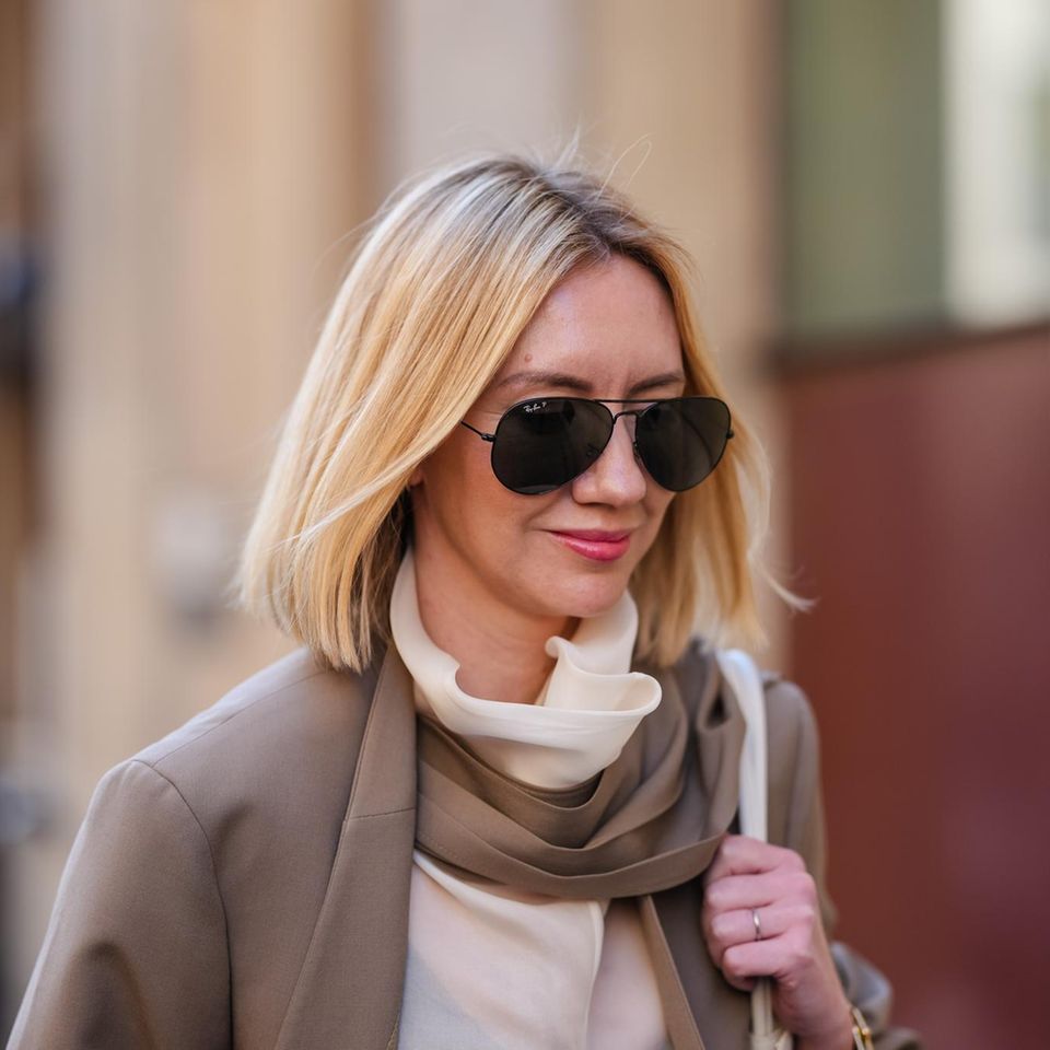 Gast trägt einen A-Linien-Bob zur Pariser Fashion Week.
