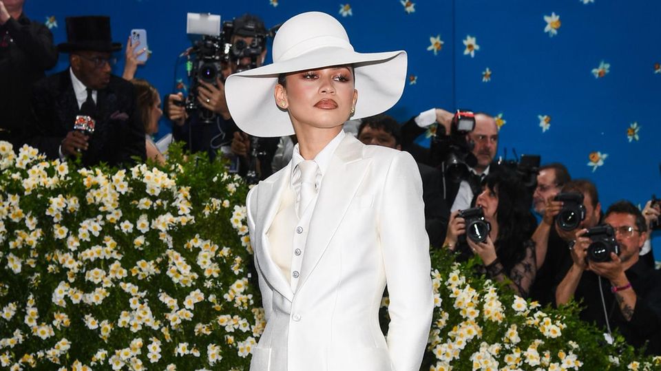 Zendaya im Dreiteiler mit Hut auf der Met Gala