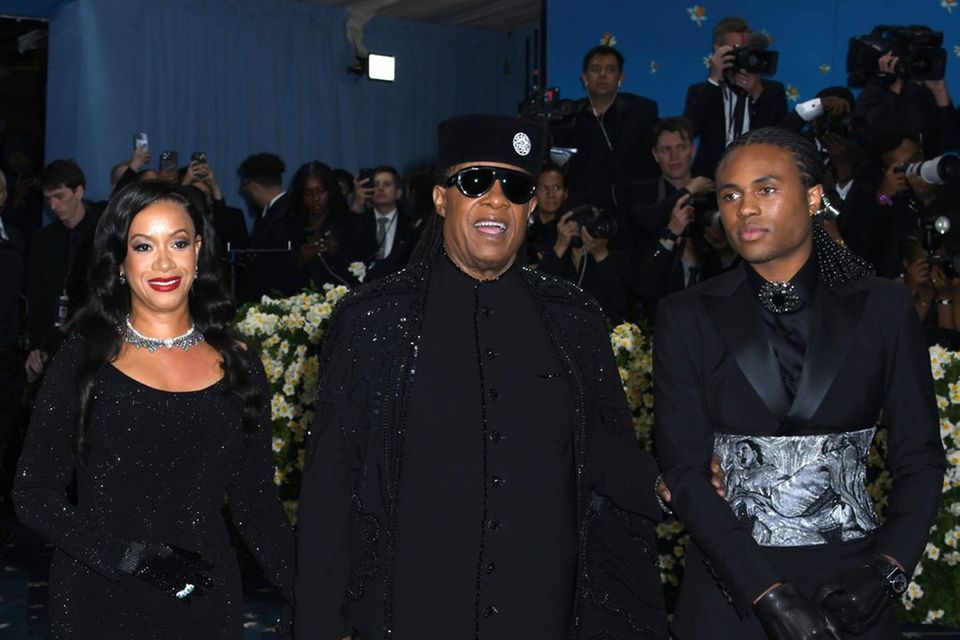 Stevie Wonder mit seiner Frau Tomeeka Robyn Bracy und Sohn Kailand Morris bei der Met Gala 2025.