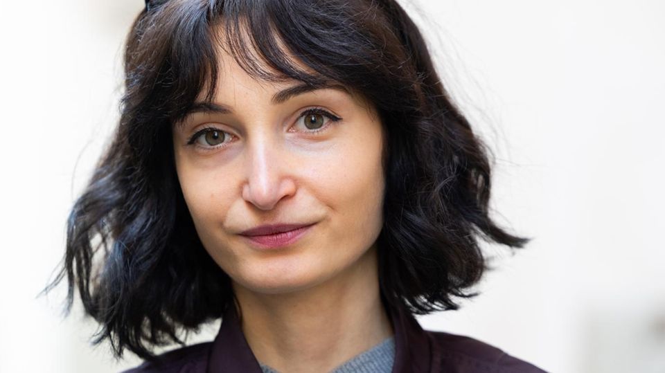 Eine Frau trägt einen Choppy Bob bei der Mailänder Designwoche.