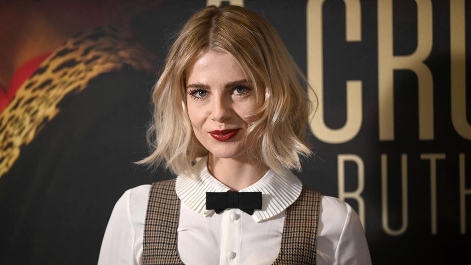 Lucy Boynton trägt einen Choppy Bob.