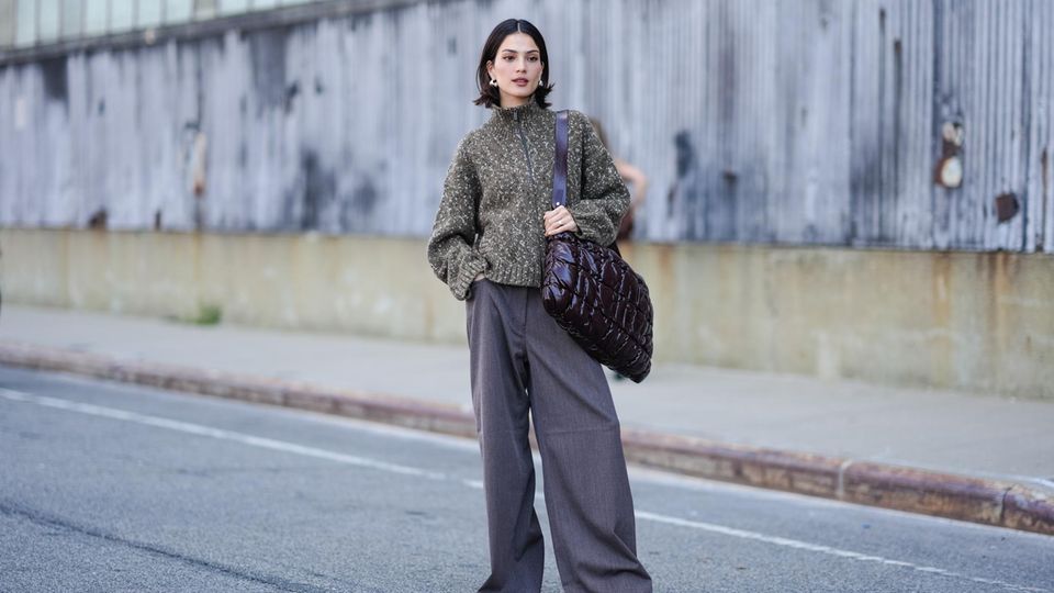 Frau trägt einen Choppy Bob zur New York Fashion Week. 