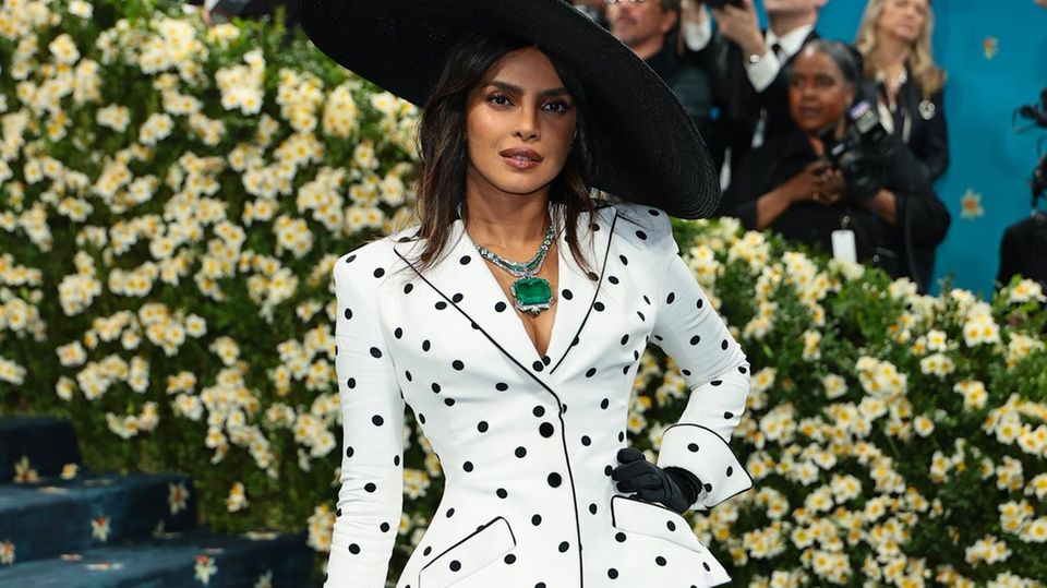 Priyanka Chopras in einem gepunktetem Outfit bei der Met Gala 2025