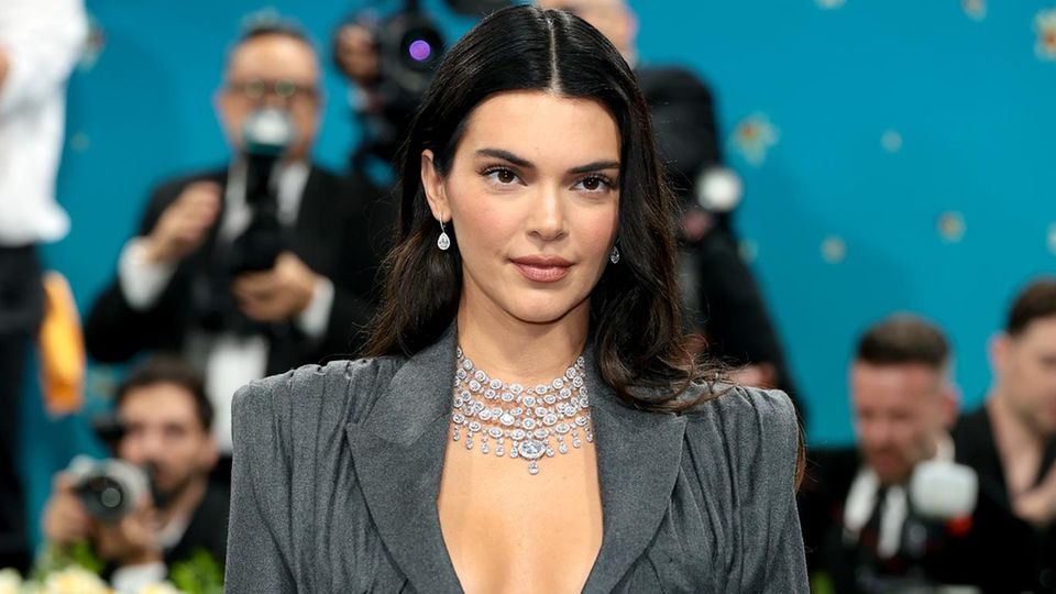 Kendall Jenner bei der Met Gala 2025 in einem taillierten grauen Blase 