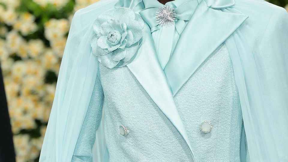Lupita Nyong’o trägt bei der Met Gala 2025 eine blumenförmige Brosche 
