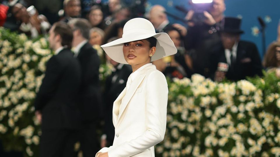 Zendaya in einem weißen Outfit bei der Met Gala 2025