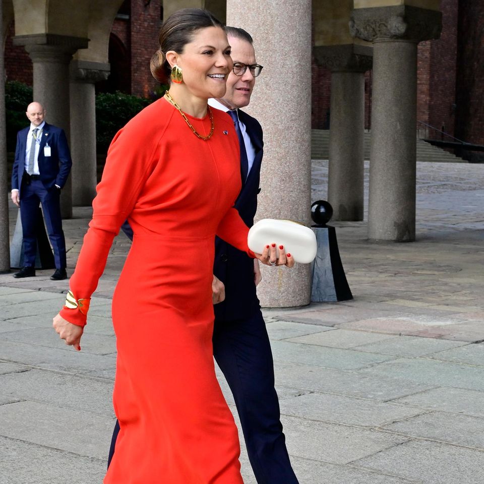 Kronprinzessin Victoria in einem roten Kleid