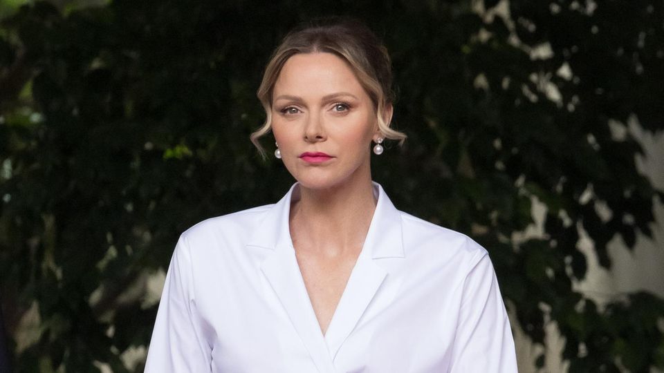 Fürstin Charlène in einem bunten Statement-Look beim E-Prix 2025