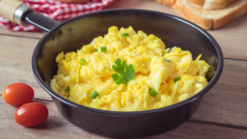 Nur 3 Zutaten und dein Rührei schmeckt wie im Sterne-Restaurant