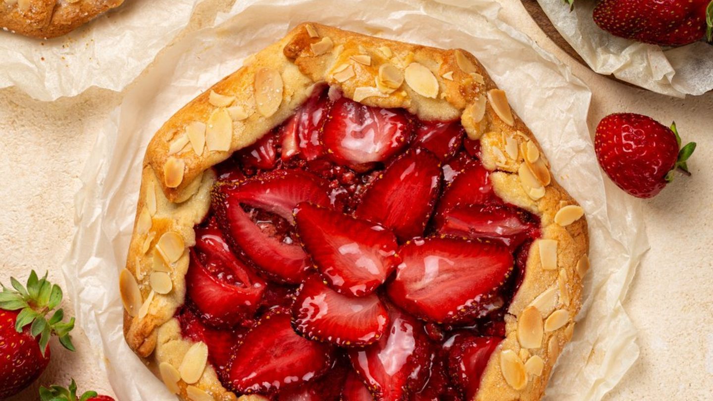 Knusprig-Die-perfekte-Erdbeer-Galette-mit-Mandelrand