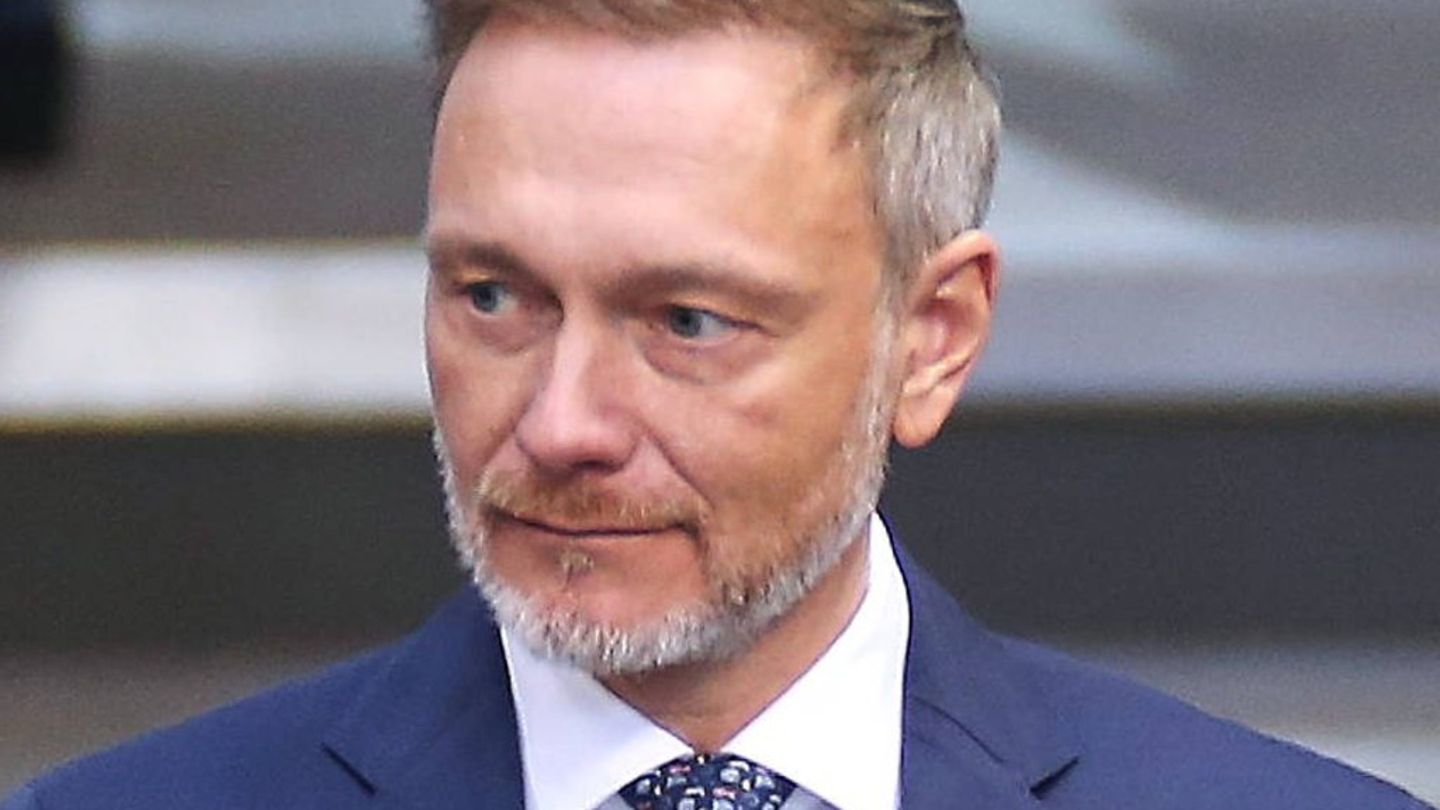 Christian-Lindner-meldet-sich-zur-ck-Zeit-f-r-seine-Familie-hat-im-Moment-h-chste-Priorit-t
