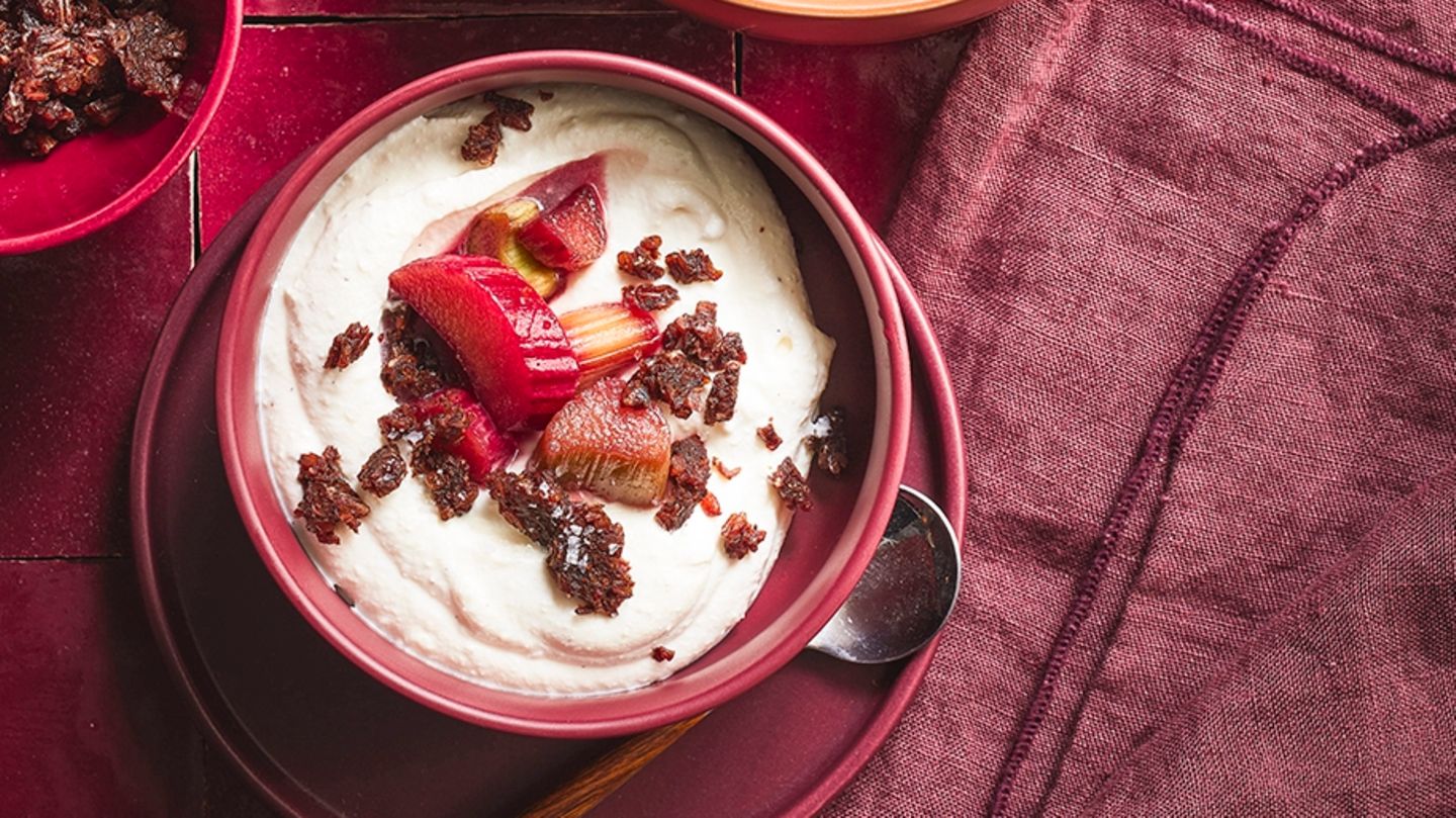 Ricotta-Creme mit Rhabarber und Croûtons | BRIGITTE.de Ricotta-Creme mit Rhabarber und Croûtons | BRIGITTE.de