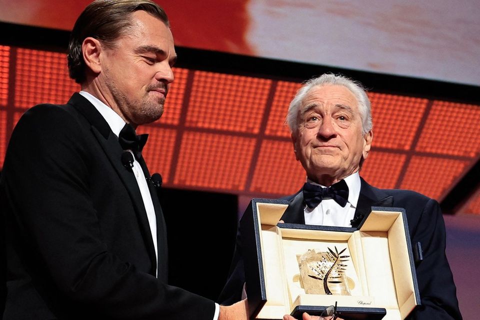 Scorseses Musen unter sich: Leonardo DiCaprio darf Robert De Niro Ehrenpreis übergeben.