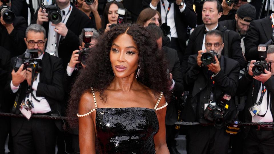 Nacktes Bein bis zum Höschen. Ob Naomi Campbell sich 2025 trauen würde, dieses Kleid noch mal anzuziehen? Schade wäre es, wenn nicht!