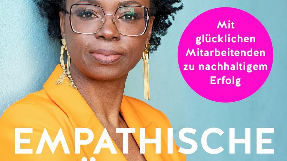 Lunia Hara, 1974 in Sambia geboren, kam als Kind nach Deutschland. Sie ist heute Führungskraft bei der VW-Tochter Diconium, Speakerin und Buchautorin. In "Empathische Führung" (256 S., 24 Euro, DVA) beschreibt sie anhand eigener Berufserfahrungen in verschiedenen Branchen Empathie als Superkraft, die allen guttut – der eigenen Psyche wie der Bilanz.