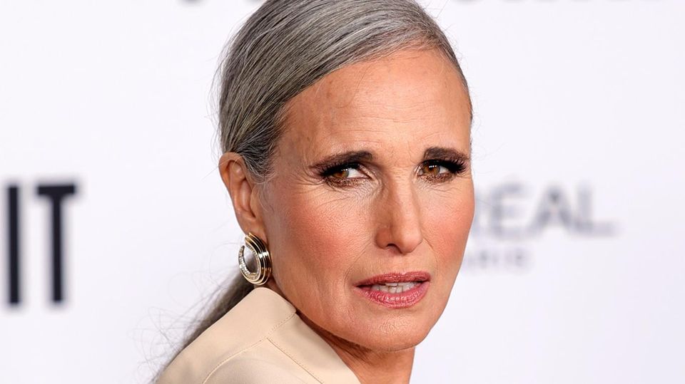 Andie MacDowell zeigt, wie stylisch dieses Accessoire sein kann. 