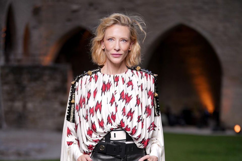 Zu Gast bei der "Louis Vuitton"-Show im Rahmen der Cruise-Show 2026 ist auch Cate Blanchett. Flatterhafte Ärmel verleihen ihr Leichtigkeit, obwohl das übrige Outfit mit enger Lederhose und rotem Aufdruck so edgy wirkt. Das Spiel mit den Silhouetten gelingt der Schauspielerin jedenfalls grandios.
