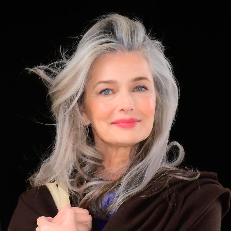 Paulina Porizkova trägt einen Eyeliner ohne Wing und wählt die Linie ganz dünn.