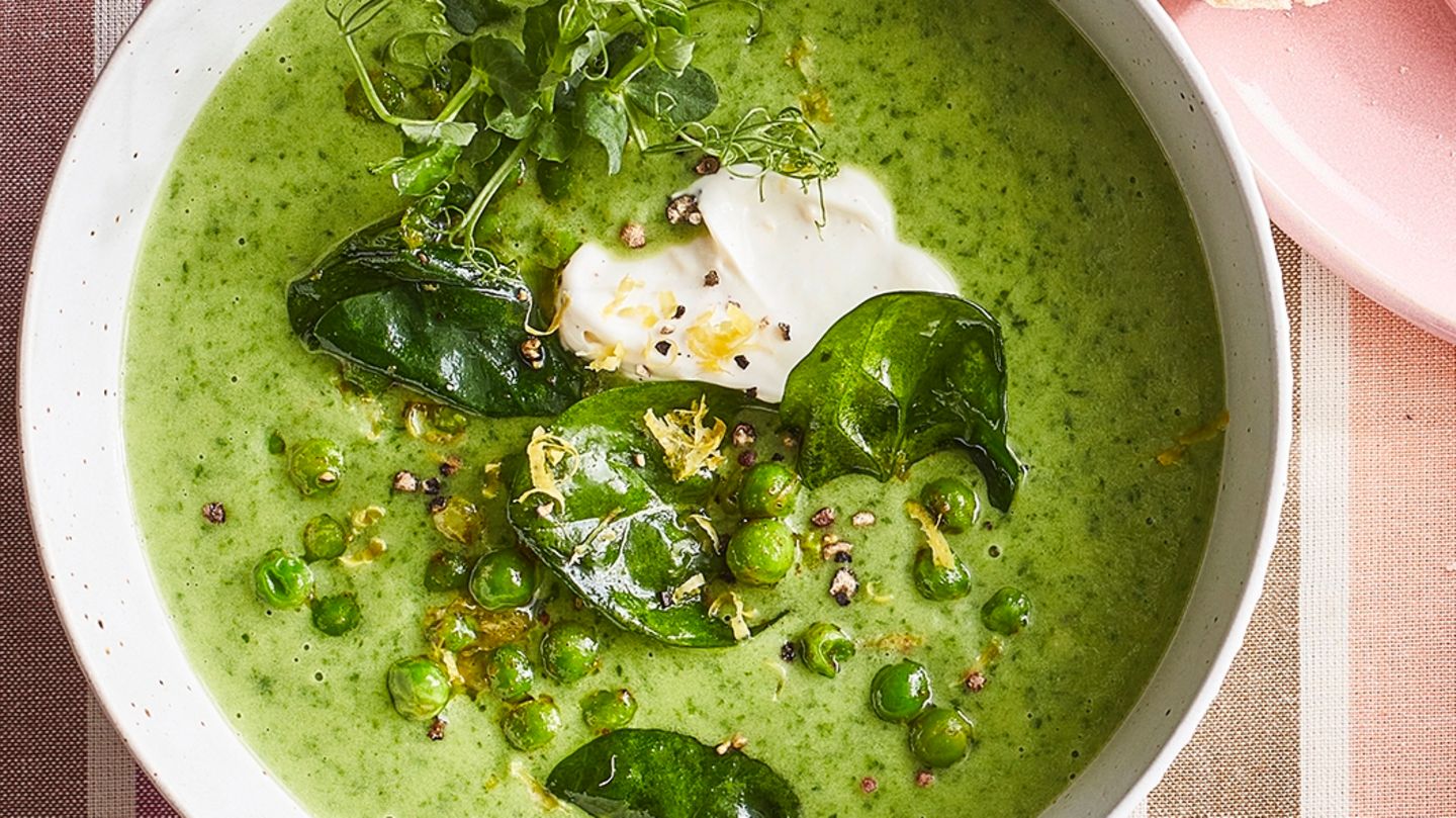 Cremige Spinat-Suppe mit Butter-Erbsen | BRIGITTE.de