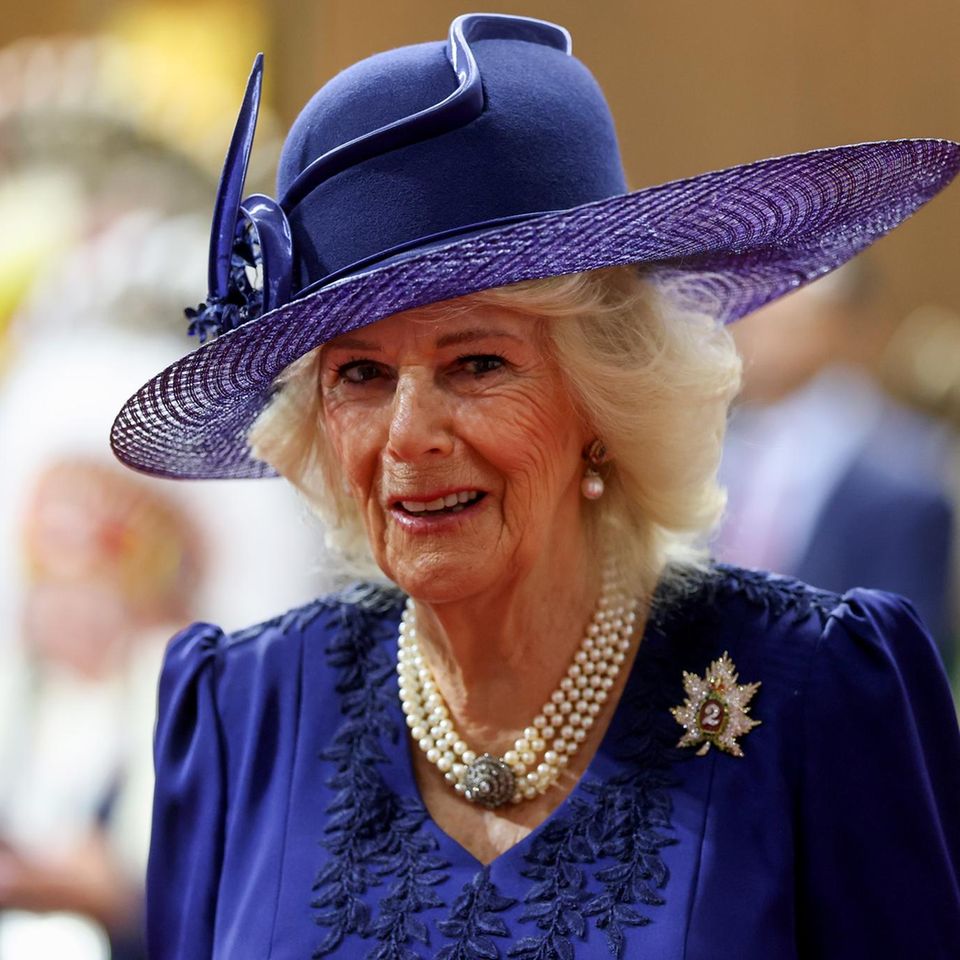Königin Camilla macht auch am zweiten Tag ihrer Kanada-Reise eine gute Figur. In einem royalblauen Kleid von Fiona Clare Aldridge setzt sie wieder einmal auf ihre Lieblingsfarbe und kombiniert dazu eine farblich passende Chanel-Tasche und einen Hut von Philip Treacy. Highlight ist aber ihre diamantbesetzte "Queen’s Own Rifles of Canada"-Brosche. Es ist die zweite Ahornbrosche, die sie bereits auf ihrer Reise präsentiert. 