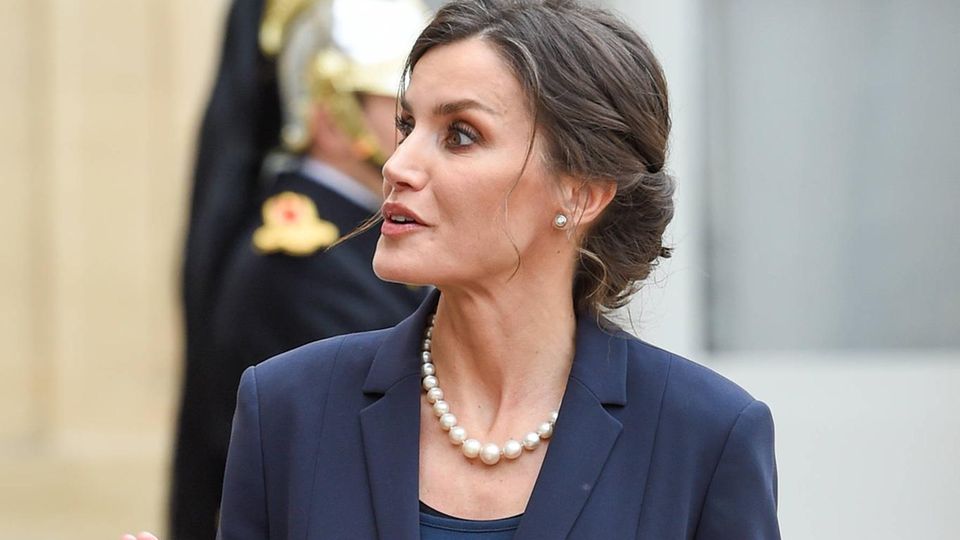 Königin Letizia in Paris anlässlich des europäischen Tages der Opfer des Terrorismus im März 2020 — hier mit Perlenkette. 