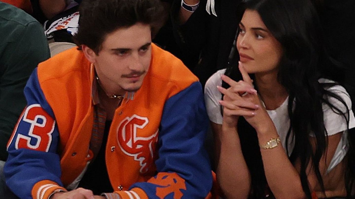 Kylie-Jenner-und-Timoth-e-Chalamet-Partnerlook-beim-Basketball-und-ein-kleiner-Seitenhieb