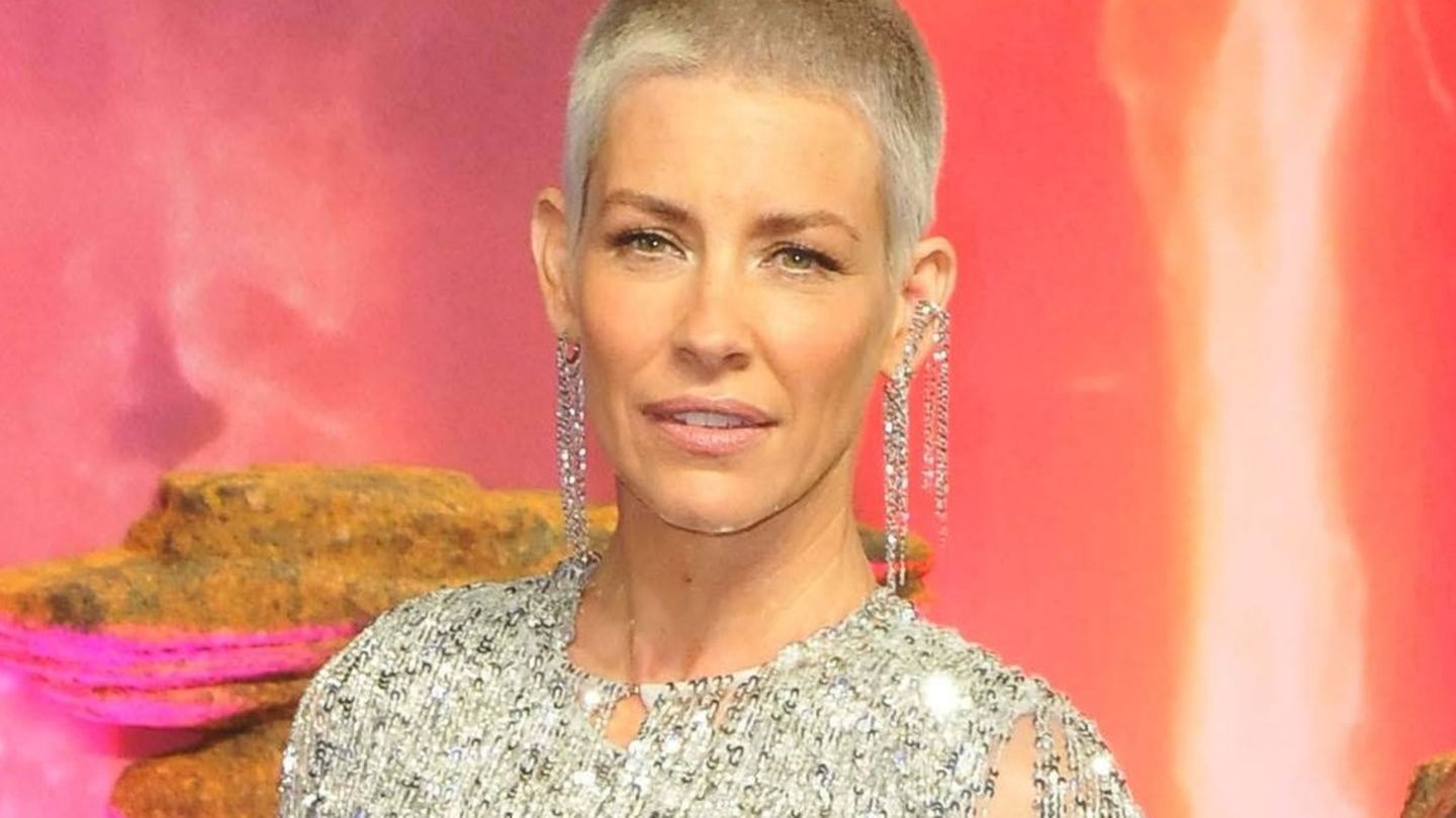 Evangeline-Lilly-Schauspielerin-st-rzt-am-Strand-mit-dem-Gesicht-gegen-Felsen