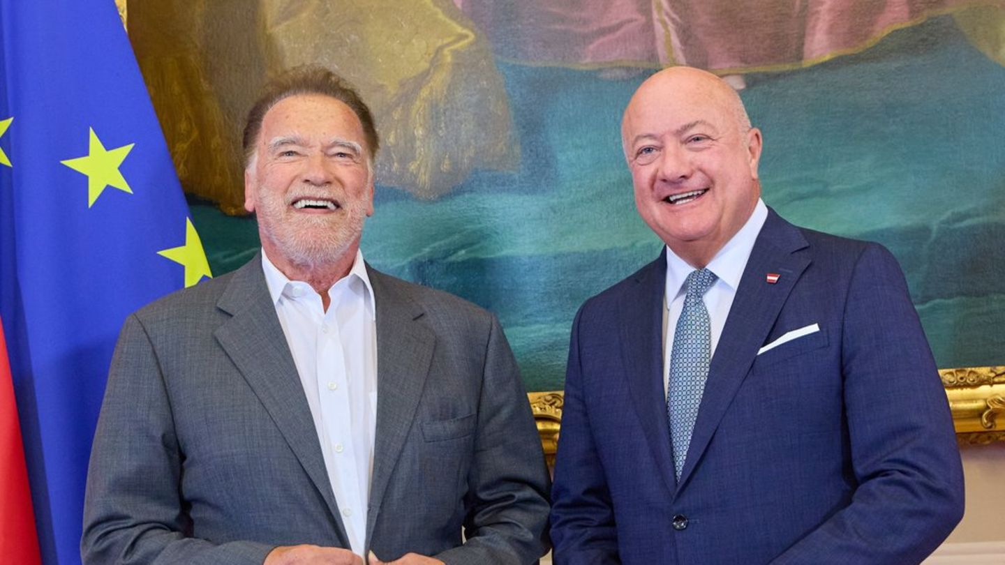 Arnold Schwarzenegger lobt "Klimahelden" beim Austrian World Summit 2025 in Wien – Überraschungsbesuch bei Feuerwehr und Pendler!