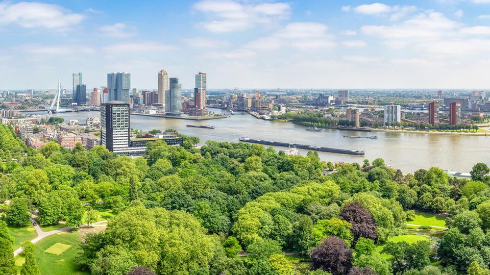 Aufregend modern! Die zweitgrößte Stadt der Niederlande klotzt: mit schillernden Gebäuden, schwimmenden Restaurants und holländischer Entspanntheit.