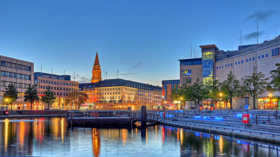 Förde-Feeling! Wo sich die Ostsee längs ins Land gegraben hat, liegt Kiel – Segel-Fans kennen Schleswig-Holsteins Metropole wegen der "Kieler Woche", die am 21. Juni startet, alle anderen sollten sie mal kennenlernen.