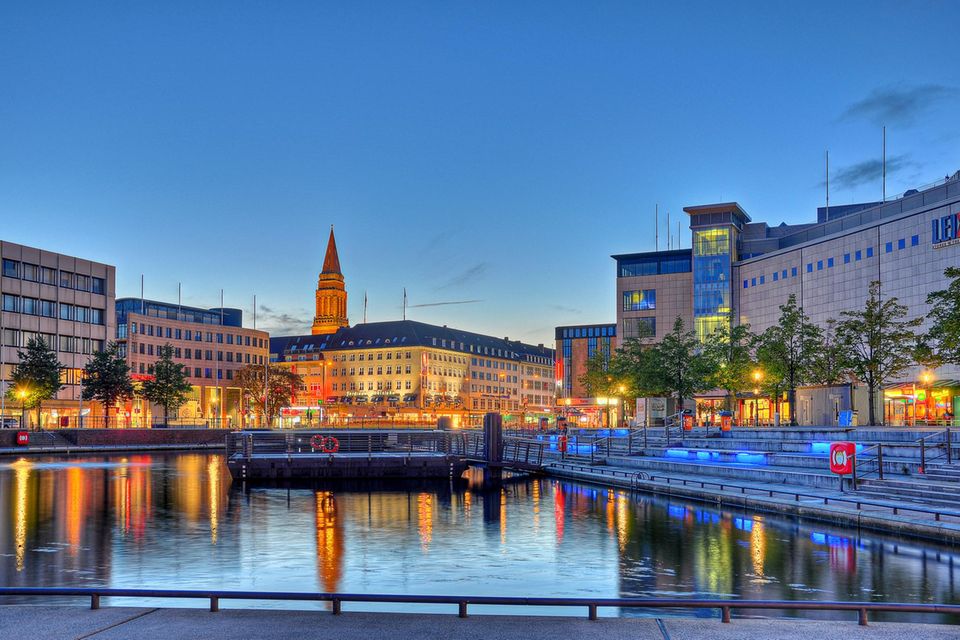 Fjord feeling! Where the Baltic Sea has carved its way into the land lies Kiel – sailing fans know Schleswig-Holstein’s metropolis because of the