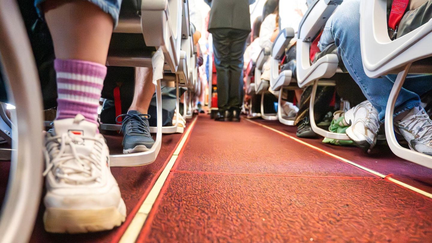 Lau Flugbegleiterin: Diese Schuhe solltest du wirklich nie im Flugzeug tragen | BRIGITTE.de