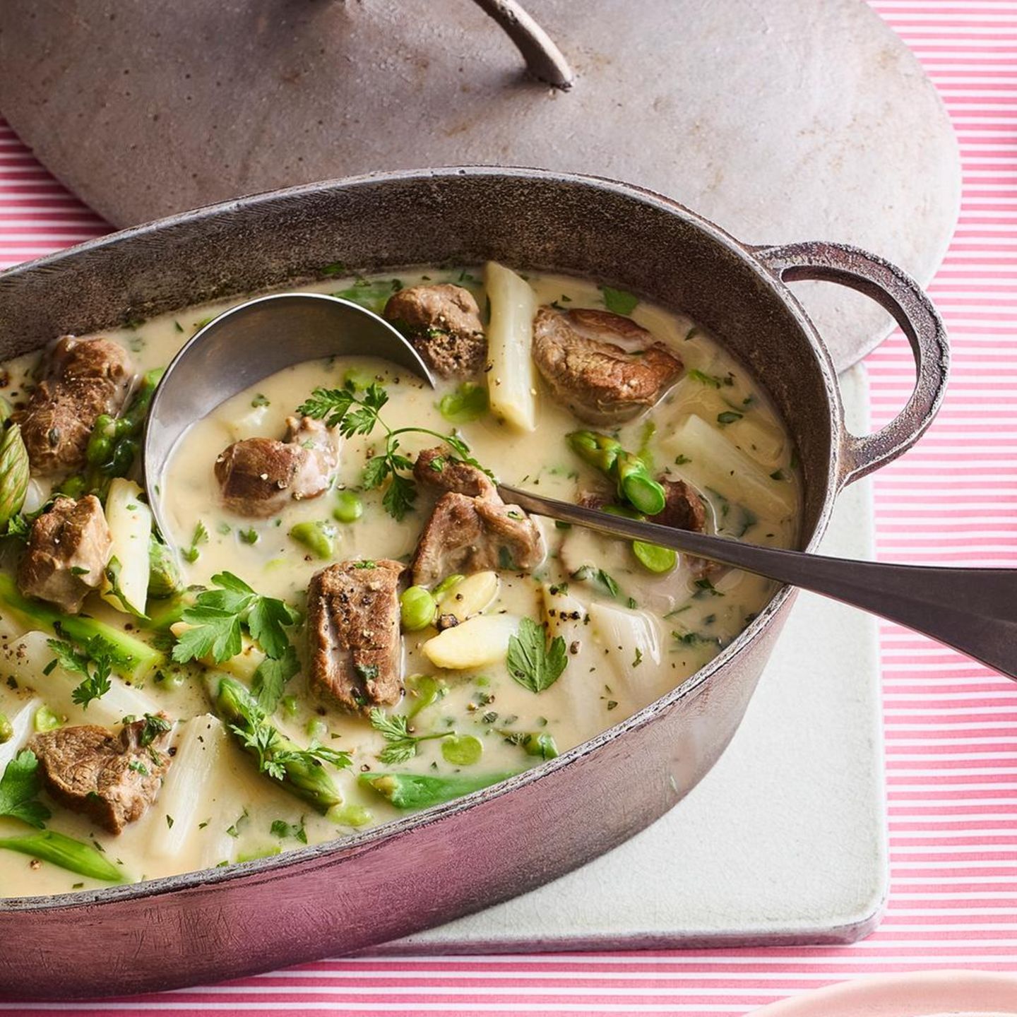 Lammragout mit Spargel und dicken Bohnen