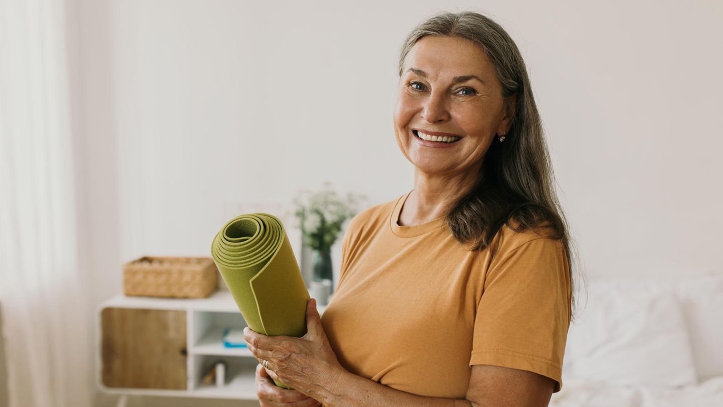 fit-in-der-lebensmitte-diese-fitness-bungen-sollten-frauen-ber-50-t-glich-machen