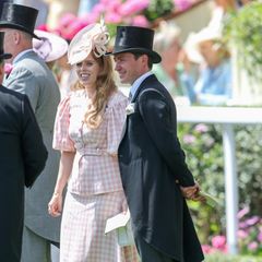 A Princesa Beatrice é uma das primeiras convidadas reais no Royal Ascot – e seu visual define o dress code para toda a família. Tons de pó estão em alta em 2025! A filha mais velha do Príncipe Andrew opta por um vestido xadrez rosa e branco com mangas bufantes no dia da inauguração. Um cinto integrado acentua sua cintura, e uma bolsa branca combinada com scarpins bege adiciona um toque de estilo.