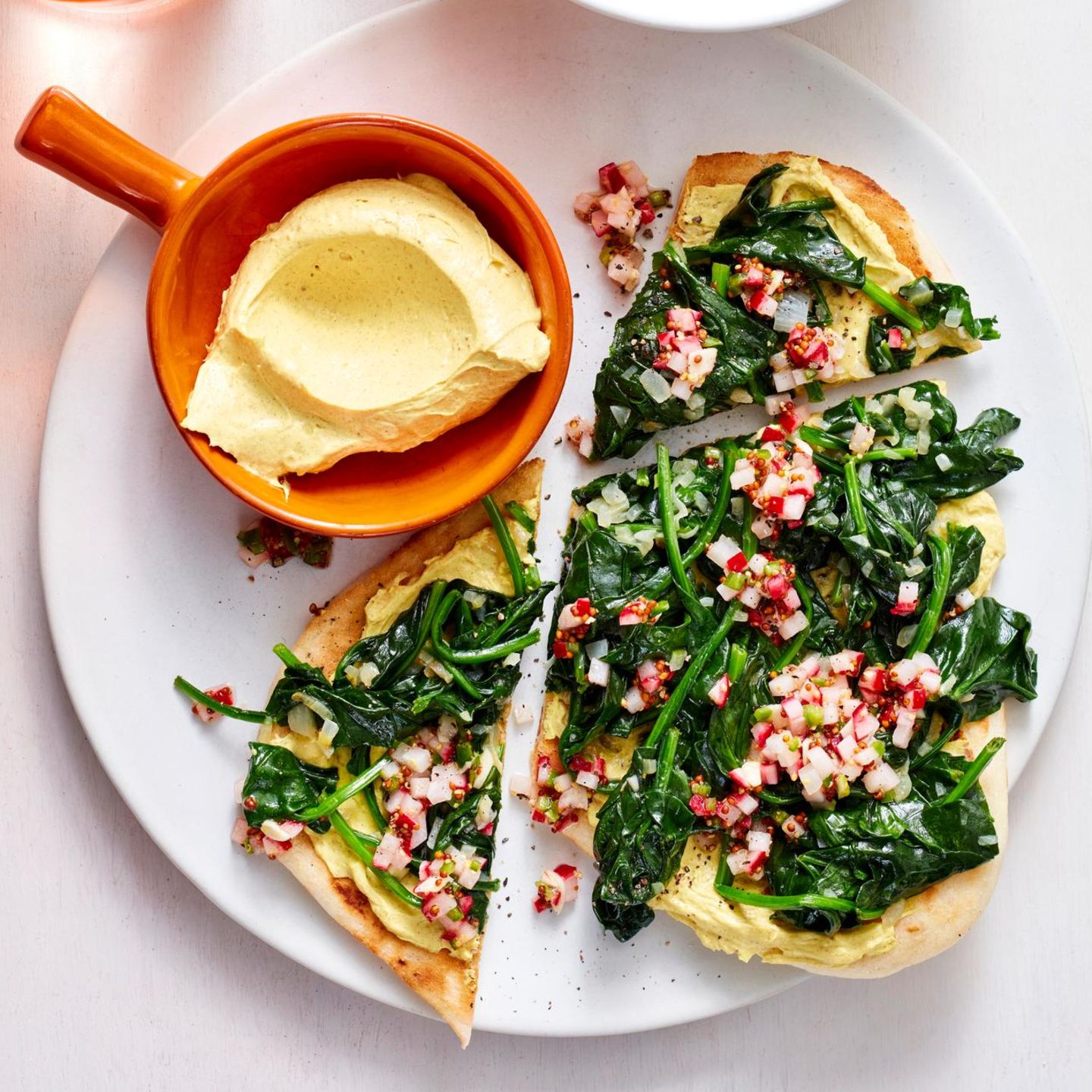 Geröstetes Naan mit Curry-Frischkäse, Spinat und Radieschen-Salsa