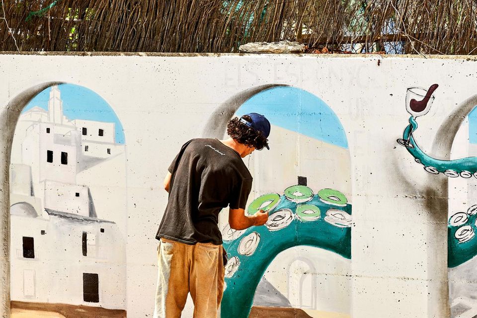 Street artist in Cadaqués.