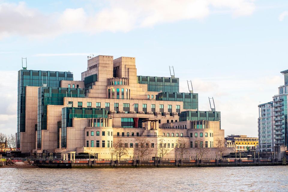 Kale: Londra'daki Thames Nehri üzerindeki MI6 binası