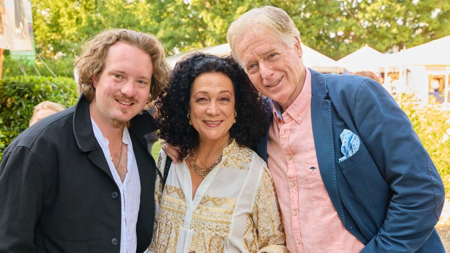 Theaterpremiere: Barbara Wussow strahlt neben ihrem Sohn und ihrem Mann
